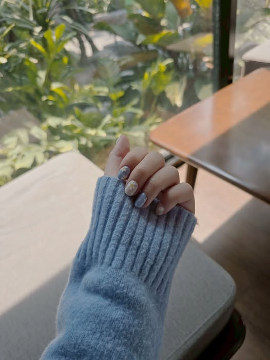มือของรินใส่เล็บปลอมลายดอกไม้